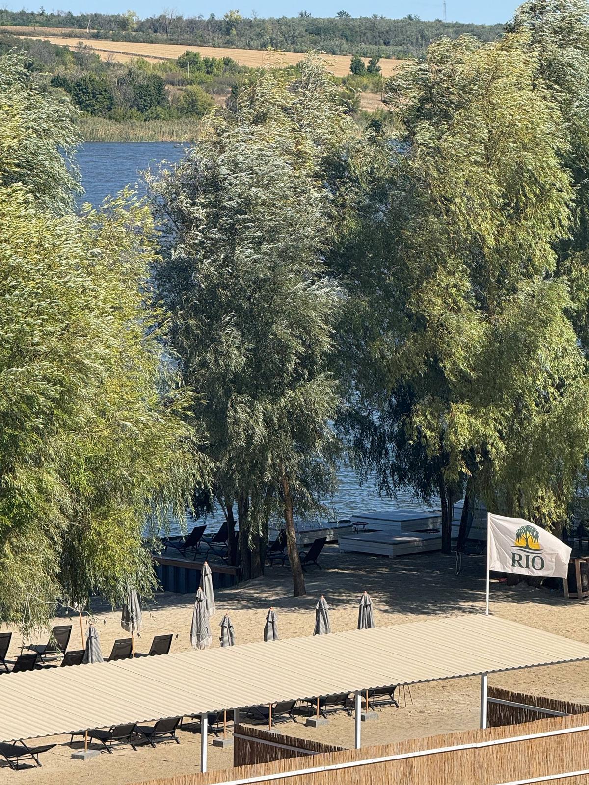 Пляж RIO з прапором під вербами